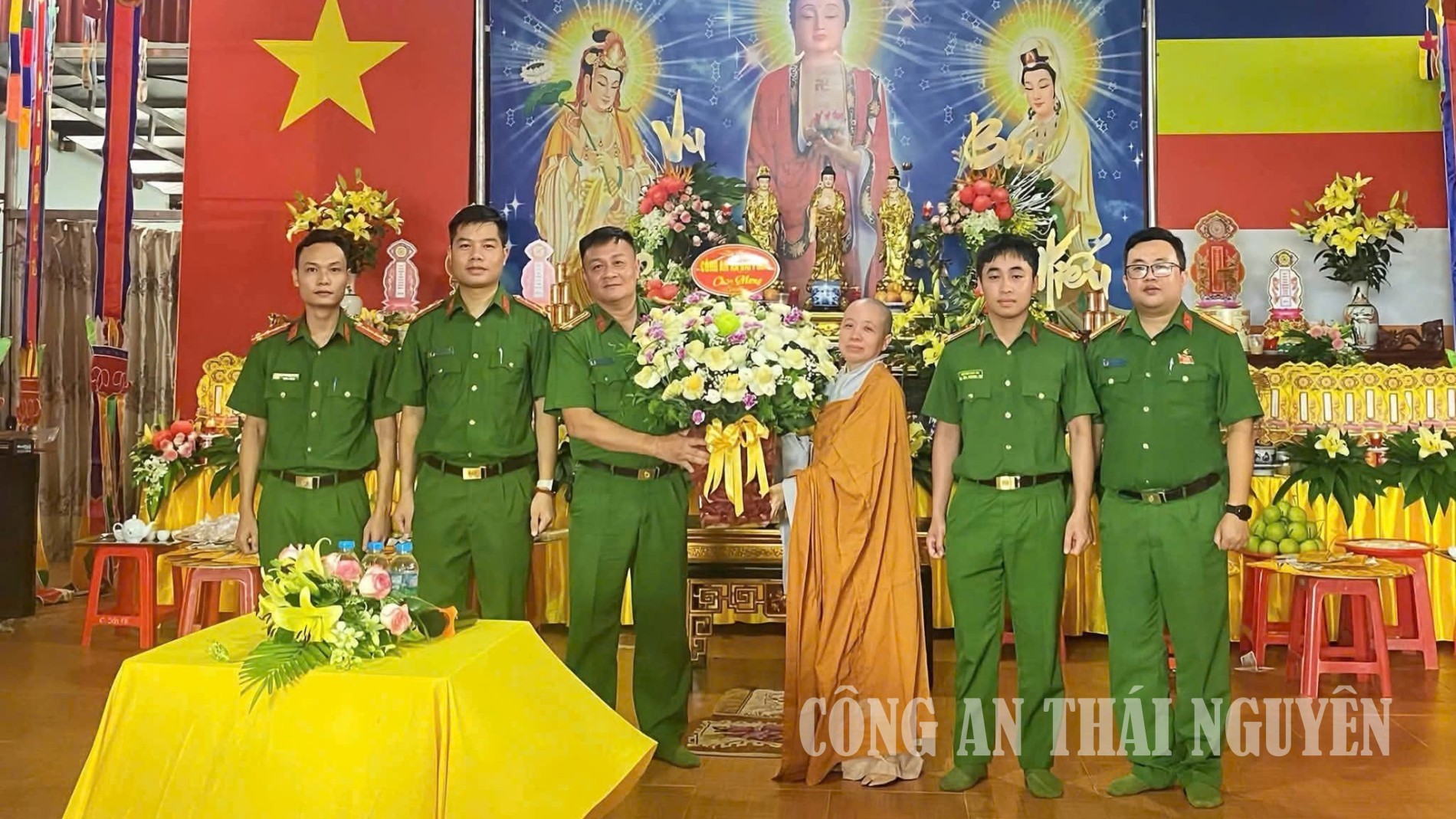 Công an xã Đại Phúc thăm hỏi chúc mừng các cơ sở Phật giáo nhân dịp lễ Vu Lan
