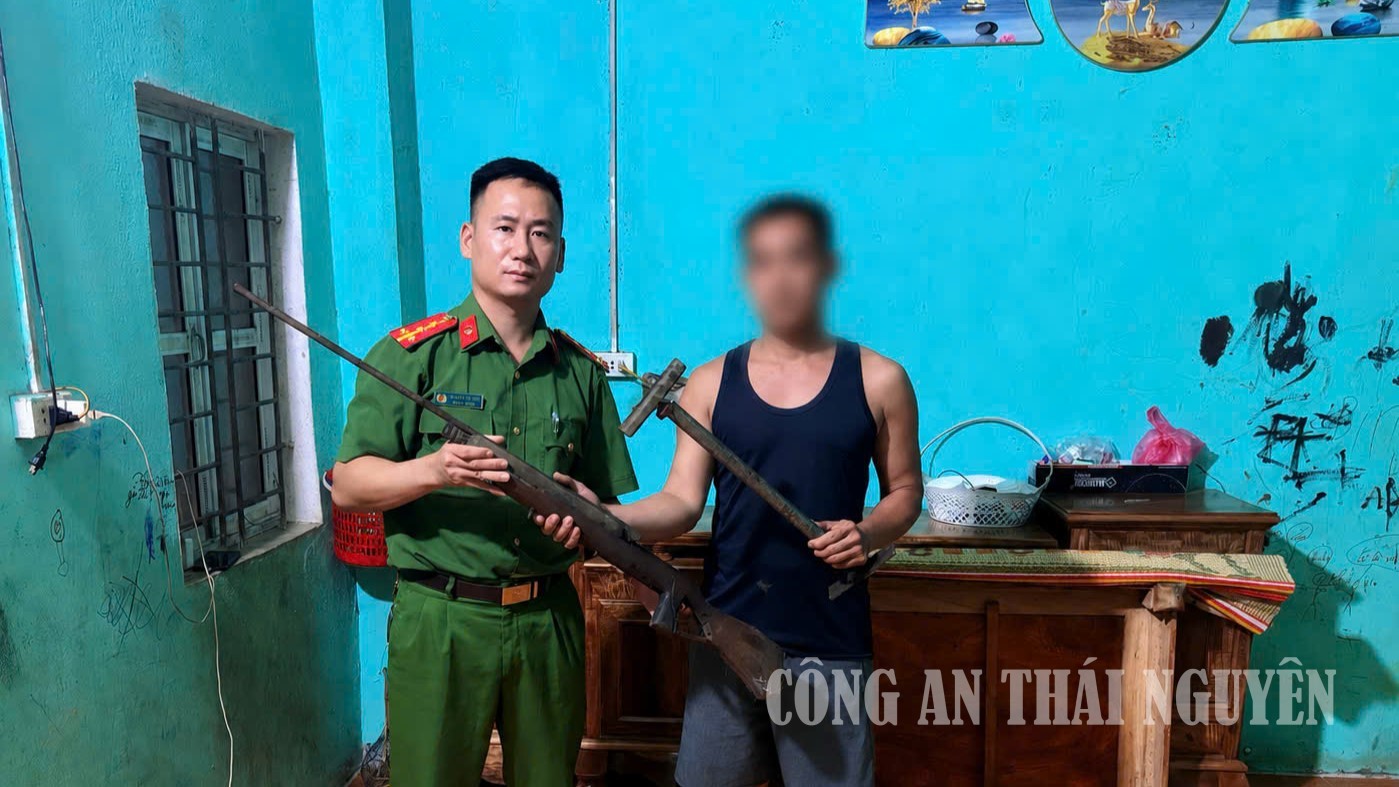 Công an xã Thượng Minh vận động thu hồi vũ khí