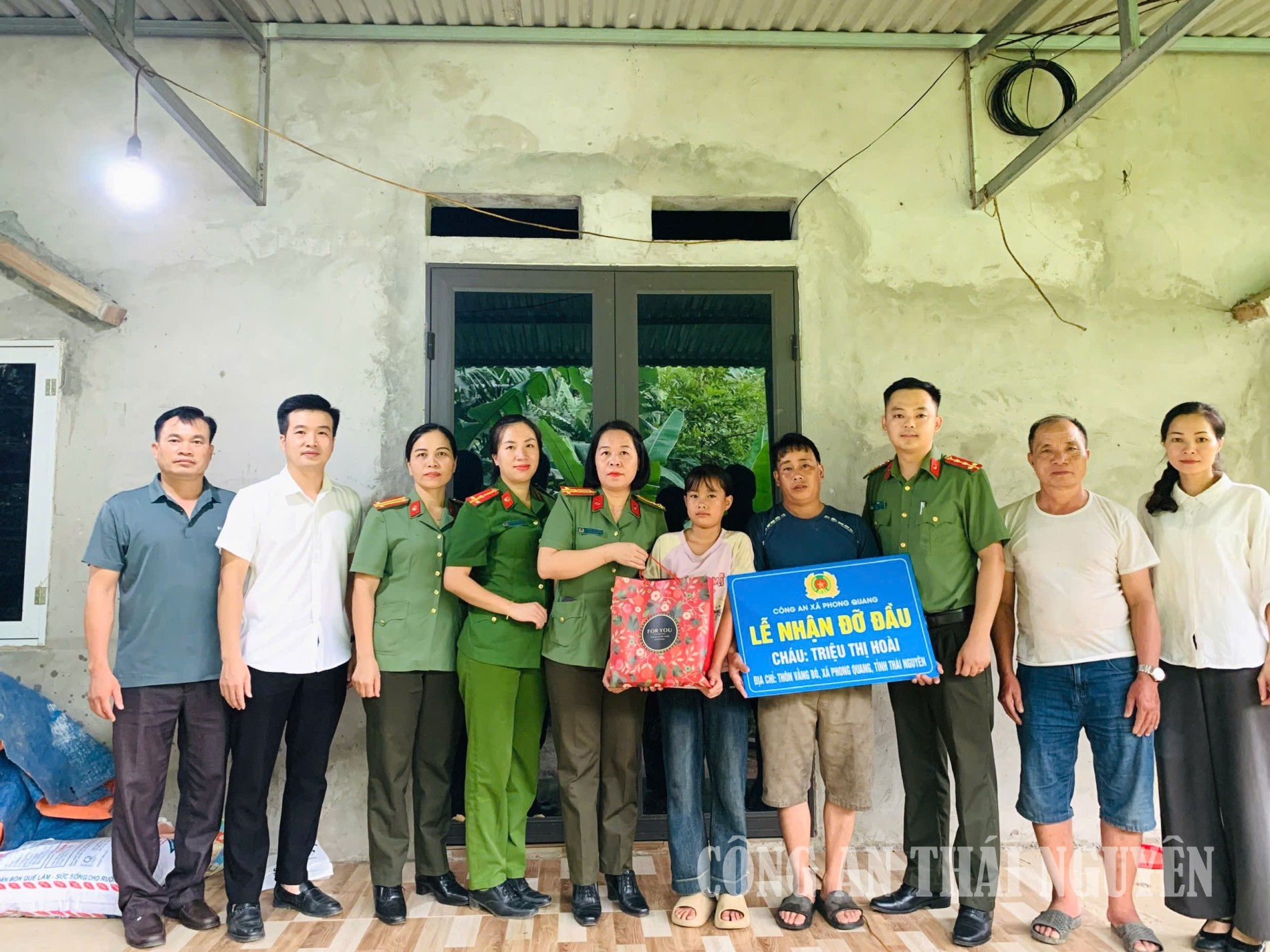 Ảnh Công an xã Phong Quang nhận đỡ đầu cháu Triệu Thị Hoài (SN 2015) thôn Vằng Bó, xã Phong Quang