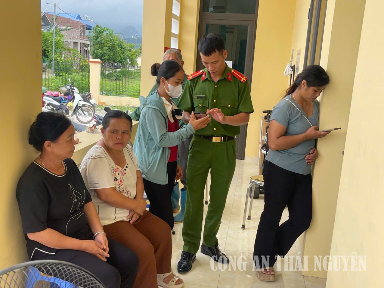 Công an xã Bằng Vân hướng dẫn kích hoạt tài khoản định danh điện tử cho trẻ em