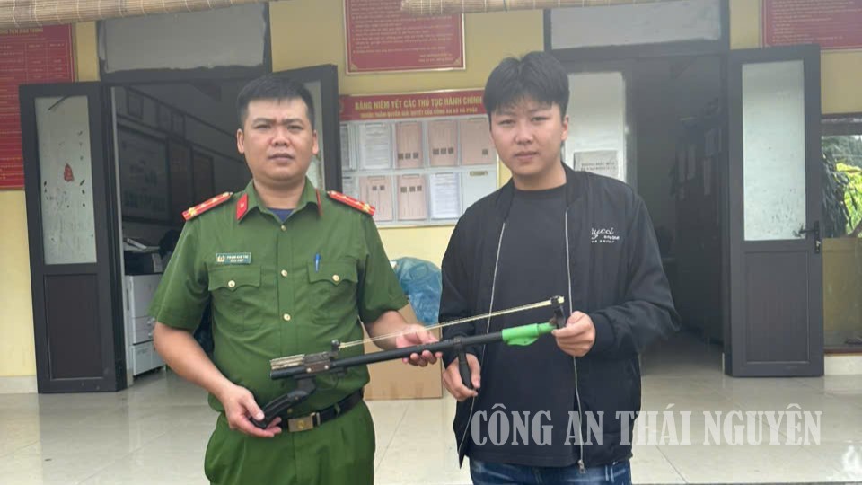 Công an xã Nà Phặc tiếp nhận vũ khí do người dân tự nguyện giao nộp