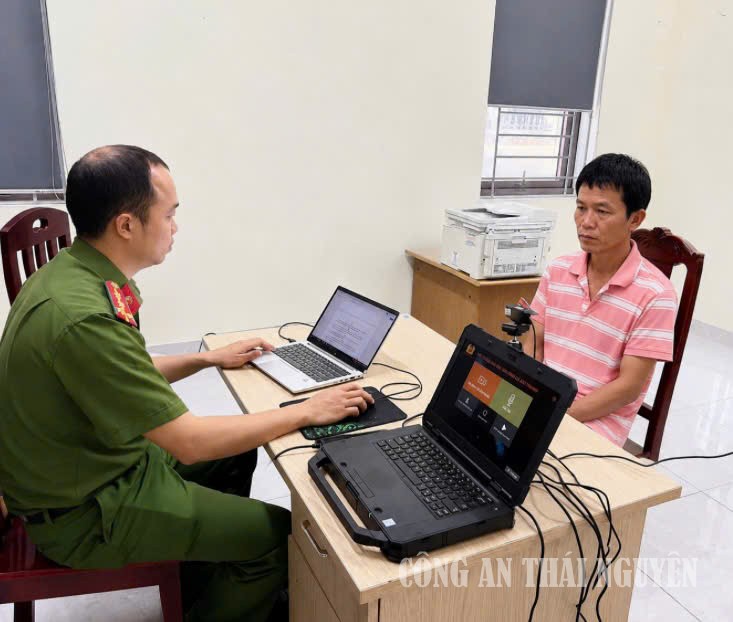 Ảnh Điều tra viên bố trí tại Công an xã Chợ Đồn lấy lời khai đối tượng Nguyễn Đức Hiến