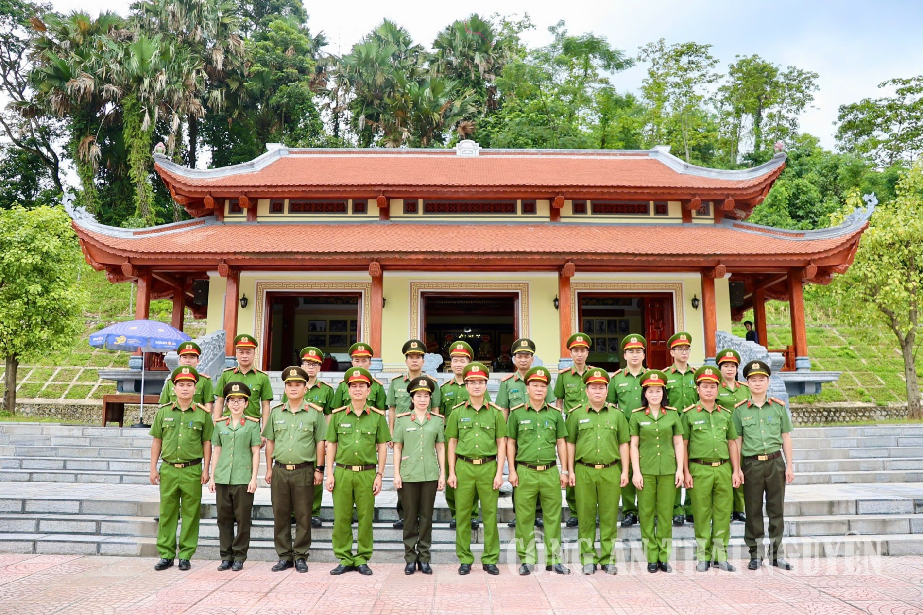Dâng hương tại nhà tưởng niệm Chủ tịch Hồ Chí Minh và Đại tướng Võ Nguyên Giáp tại ATK Định Hóa.