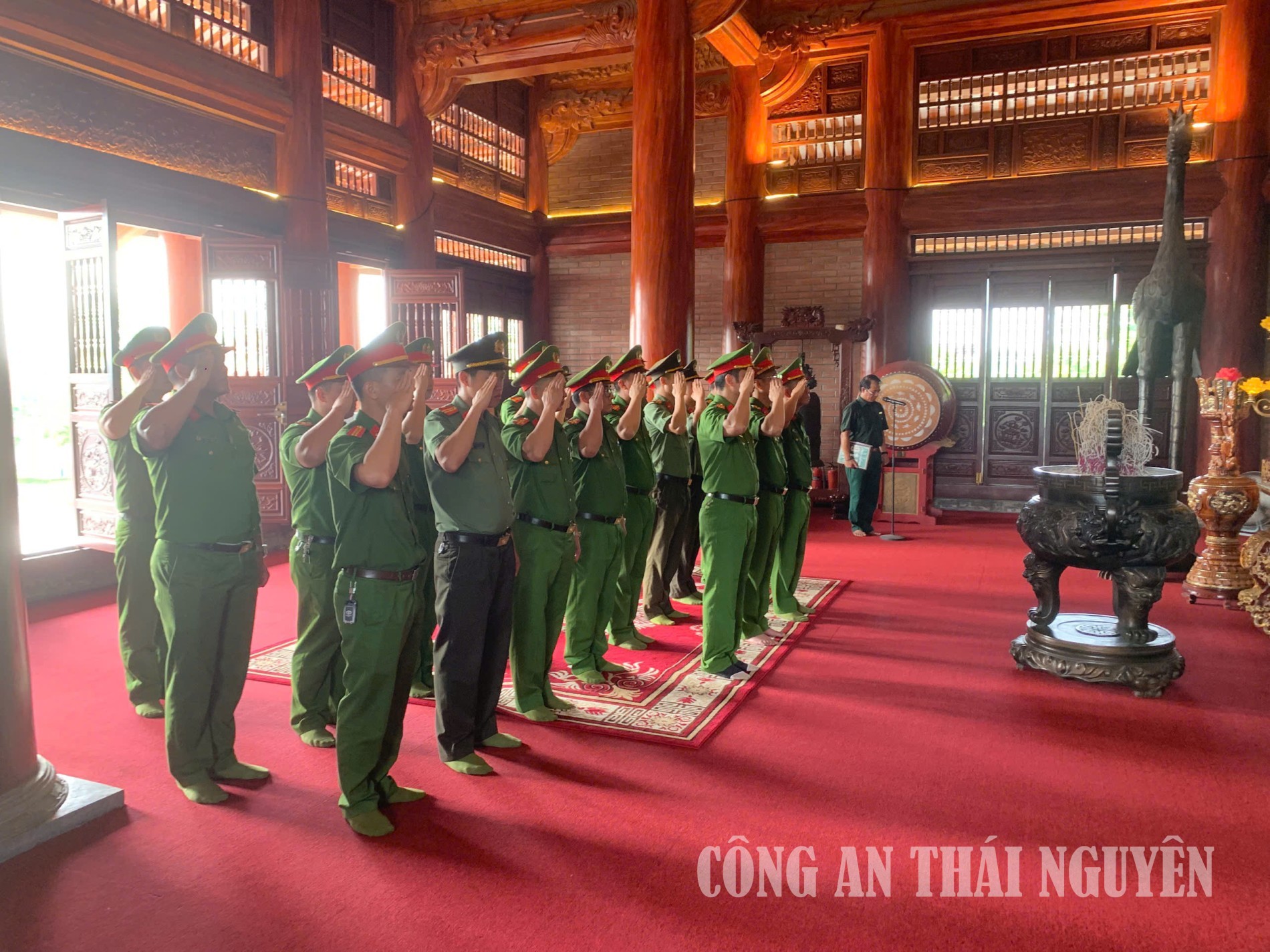 Bách Quang dâng hương