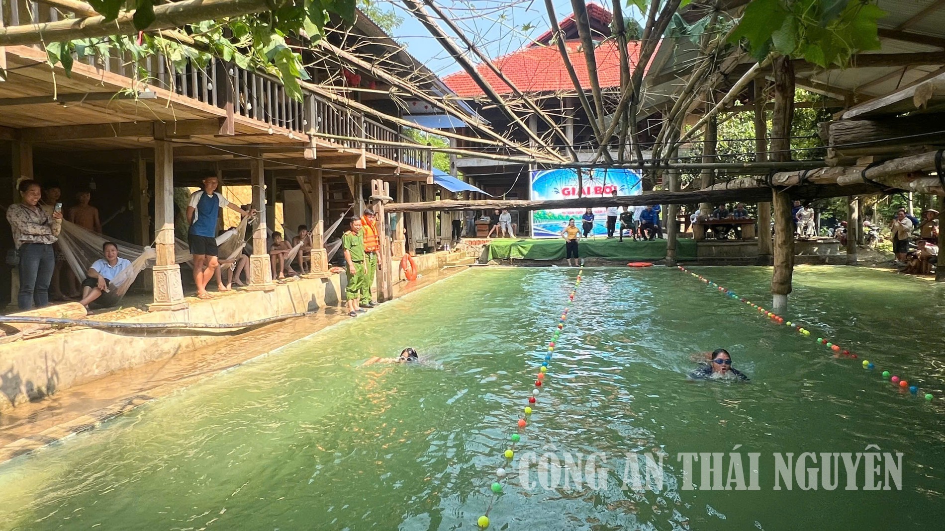 Cán bộ Công an xã đảm bảo an toàn cho giải bơi