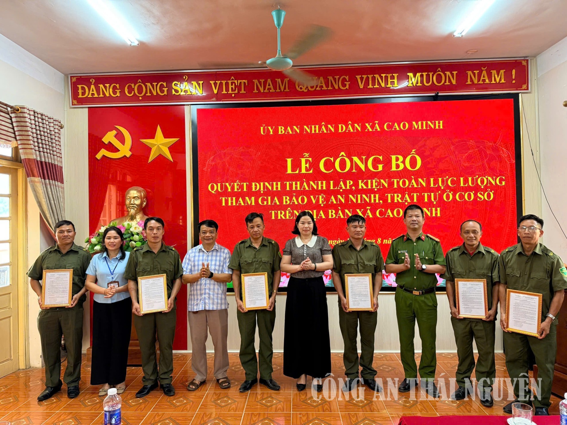 Kiện toàn lực lượng tham gia bảo vệ an ninh, trật tự ở cơ sở tại xã Cao Minh.