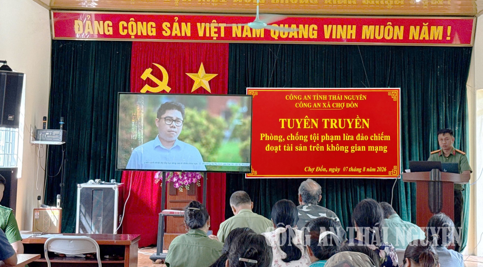 Công an xã Chợ Đồn tuyên truyền phòng, chống lừa đảo chiếm đoạt tài sản trên không gian mạng cho người dân 2