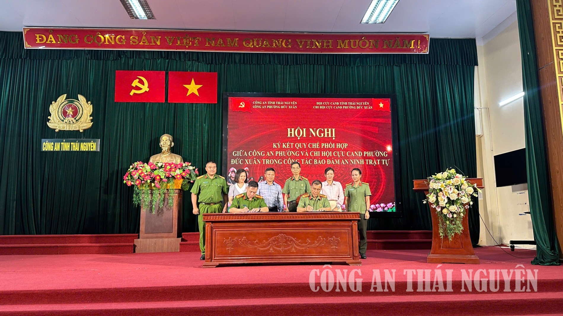 Ký kết quy chế phối hợp trong công tác bảo đảm an ninh, trật tự tại phường Đức Xuân.