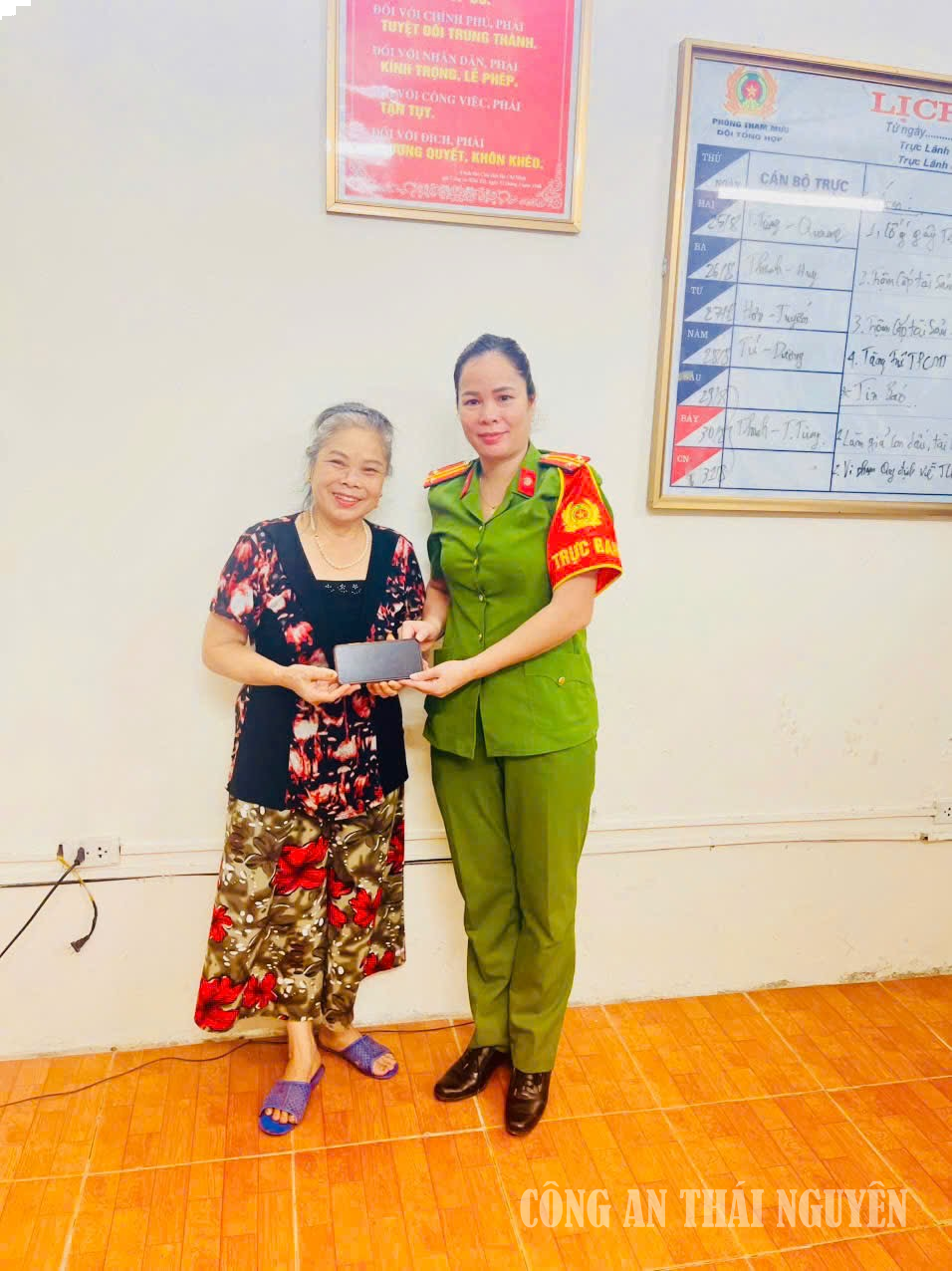 Đức Xuân nhặt được điện thoại