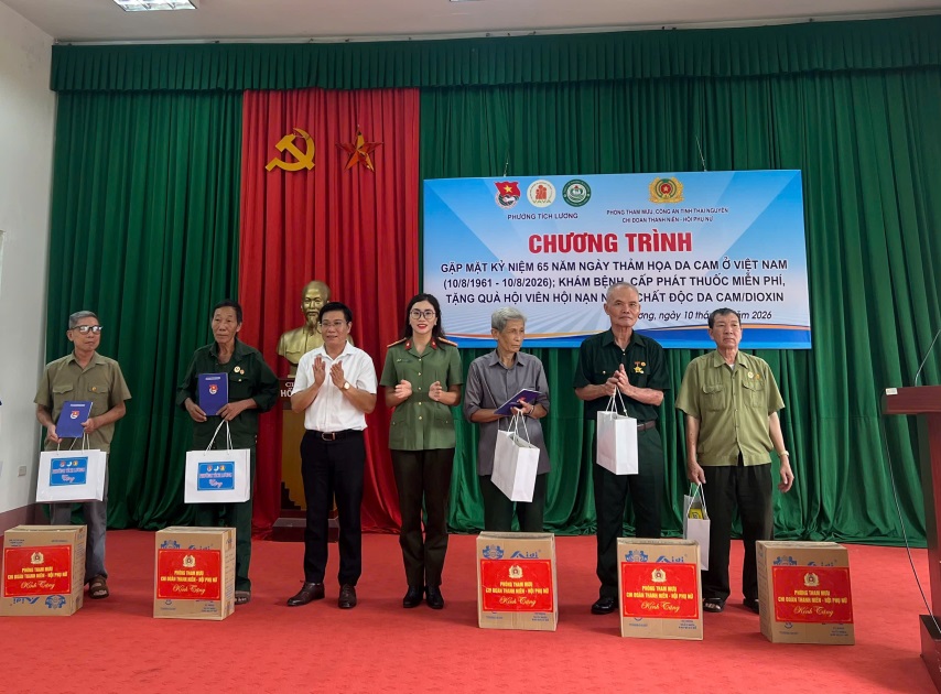 Phòng Tham mưu thăm hỏi, tặng quà nạn nhân chất độc da cam có hoàn cảnh khó khăn