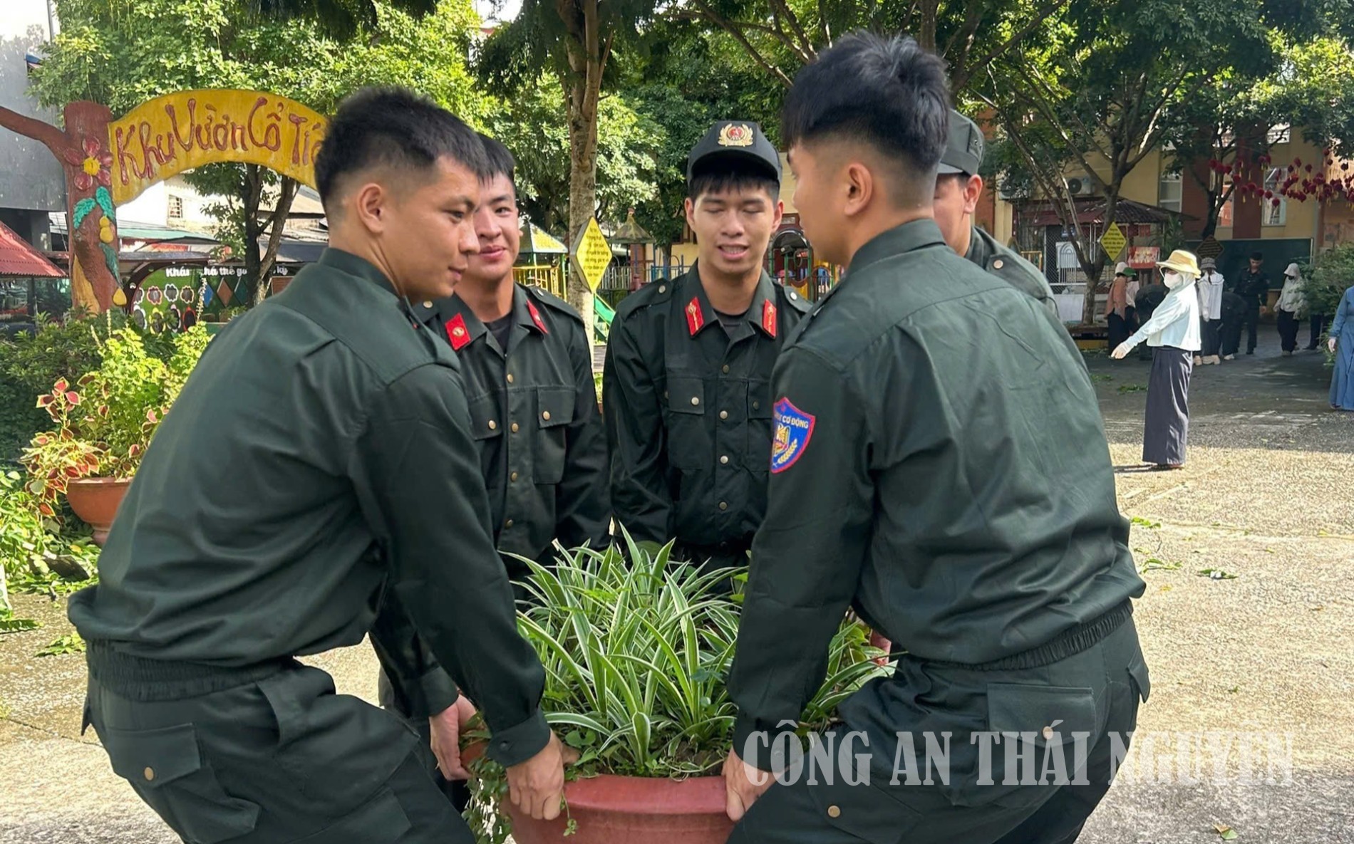 Cán bộ, chiến sĩ hỗ trợ Trường Mầm non Phùng Chí Kiên vệ sinh, dọn dẹp khuôn viên nhà trường