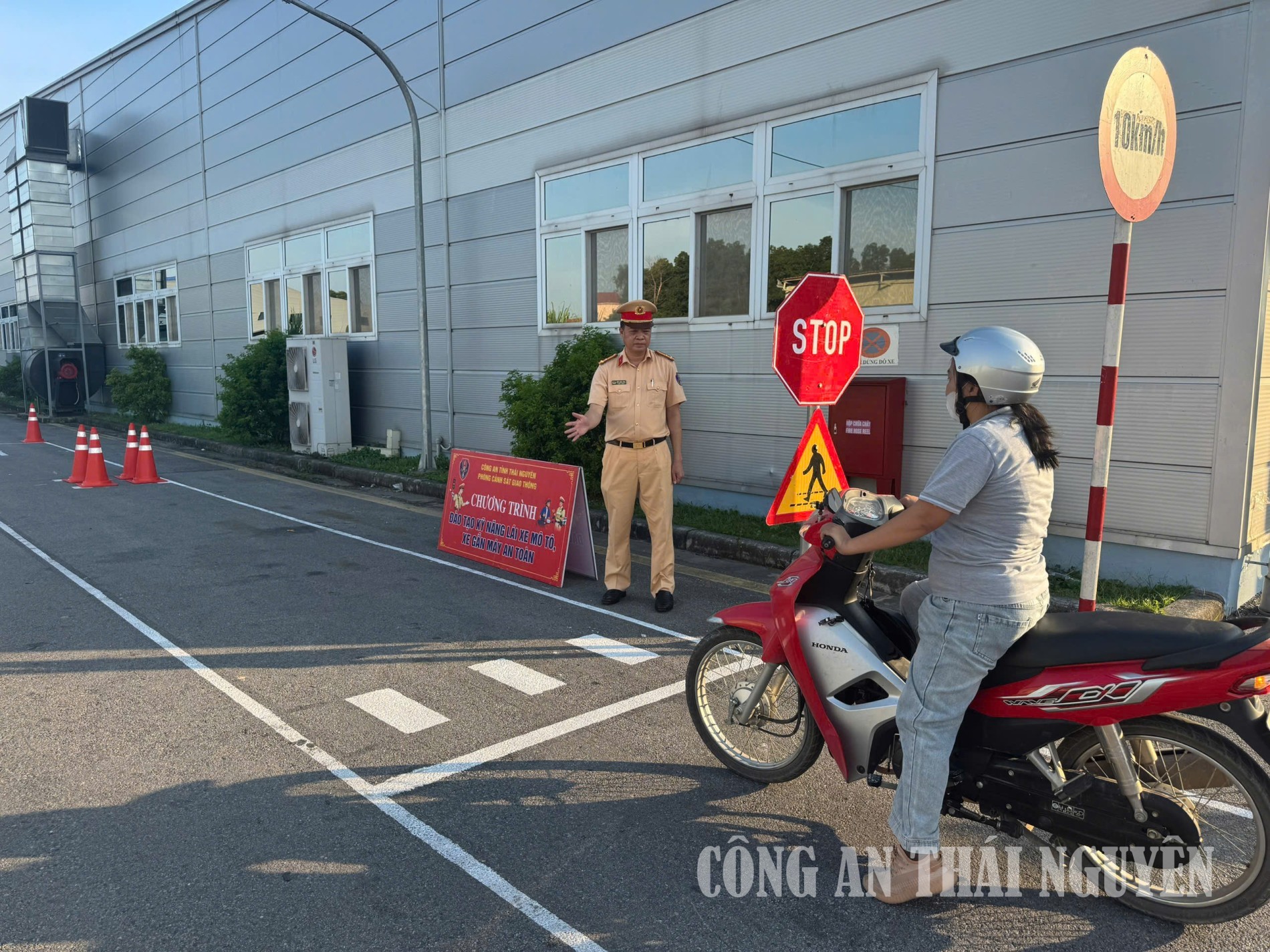 Các đại biểu thực hành các tình huống khi điều khiển phương tiện xe mô tô trong hình.