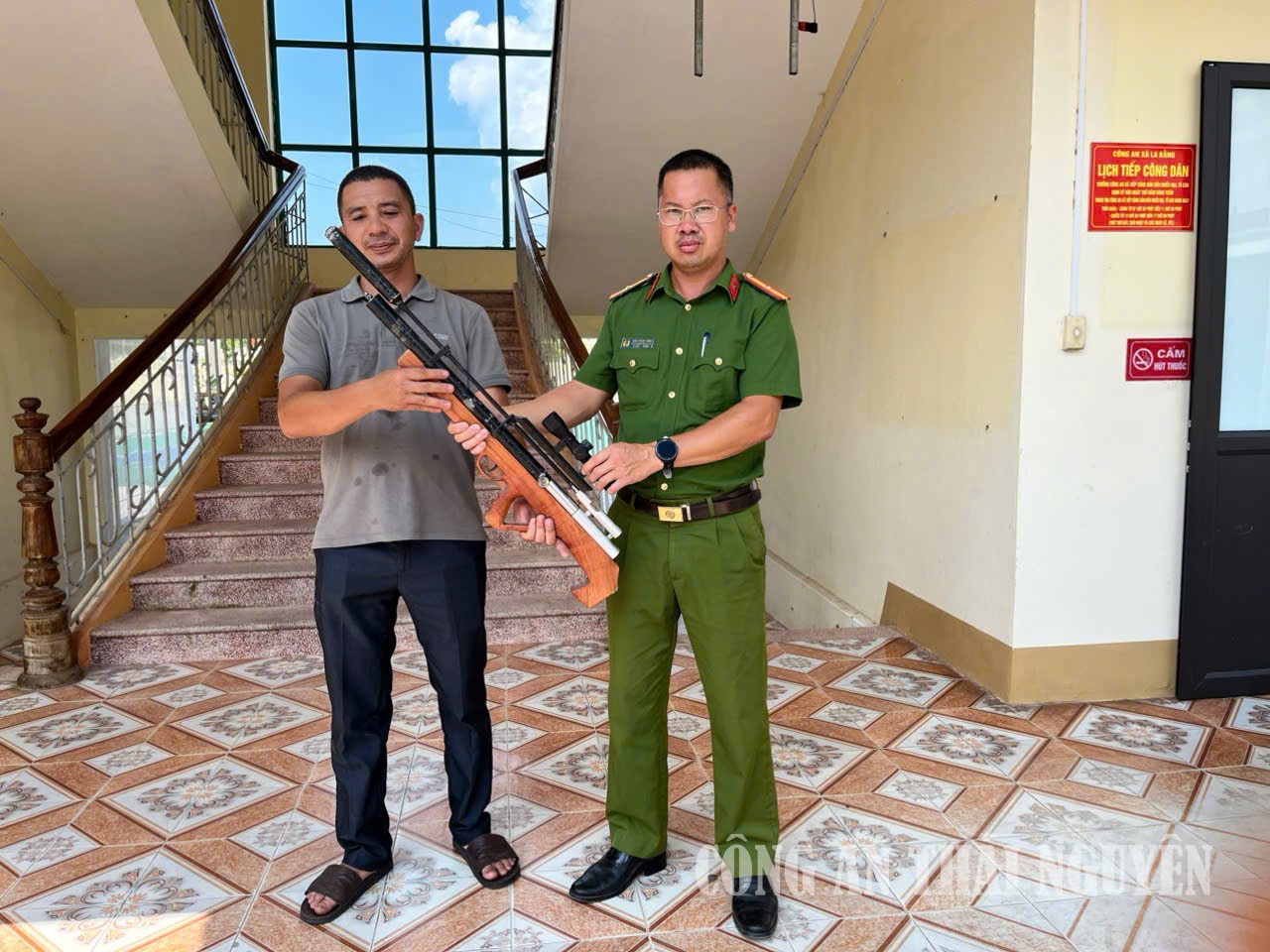 Công an xã vẫn động người dân tự giác giao nộp.