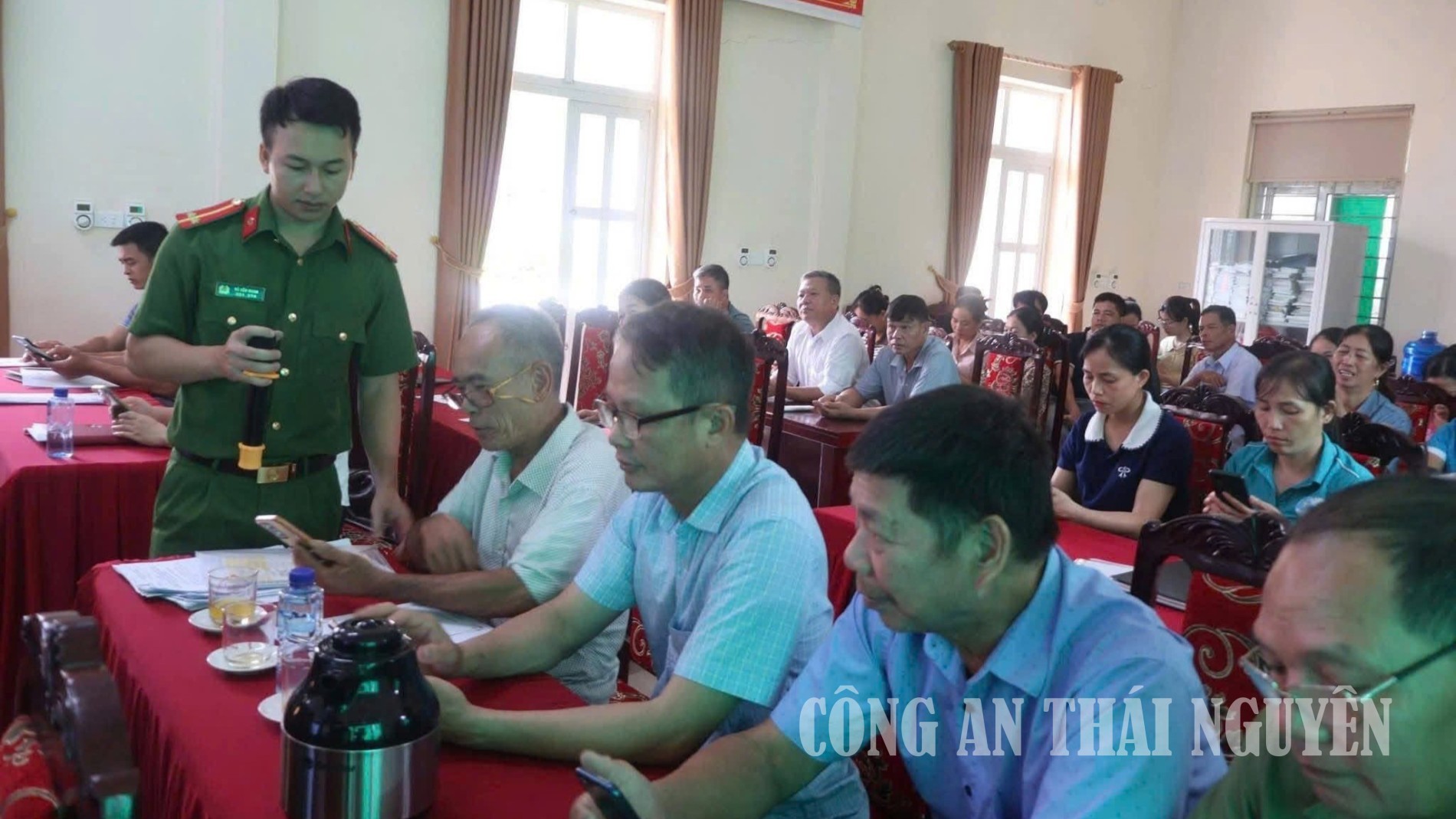 Công an xã Thanh Thịnh hướng dẫn người dân sử dụng VNeID, dịch vụ công trực tuyến