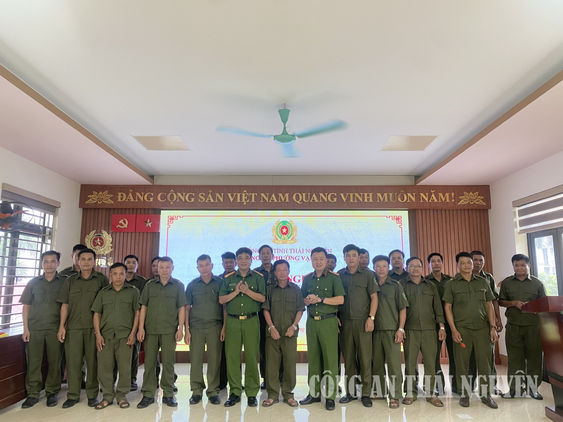 Mô hình móc khoá an ninh trật tự