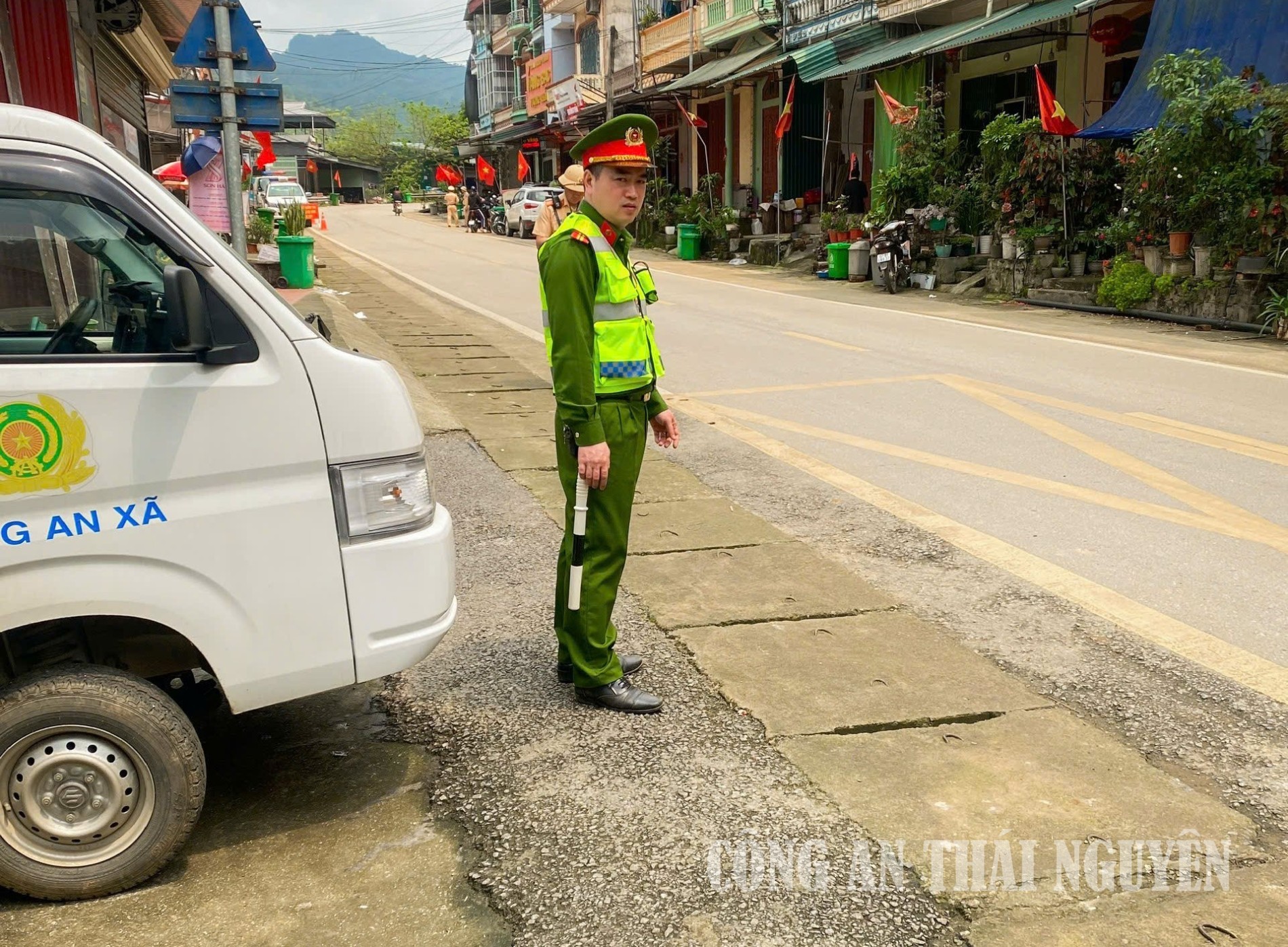 Công an xã Ngân Sơn tuần tra, xử lý vi phạm trật tự an toàn giao thông.