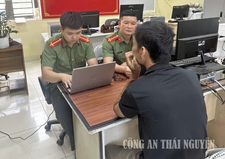 Phòng An ninh nội địa phối hợp với Công an xã Trần Phú làm việc với trường hợp T.V.D.