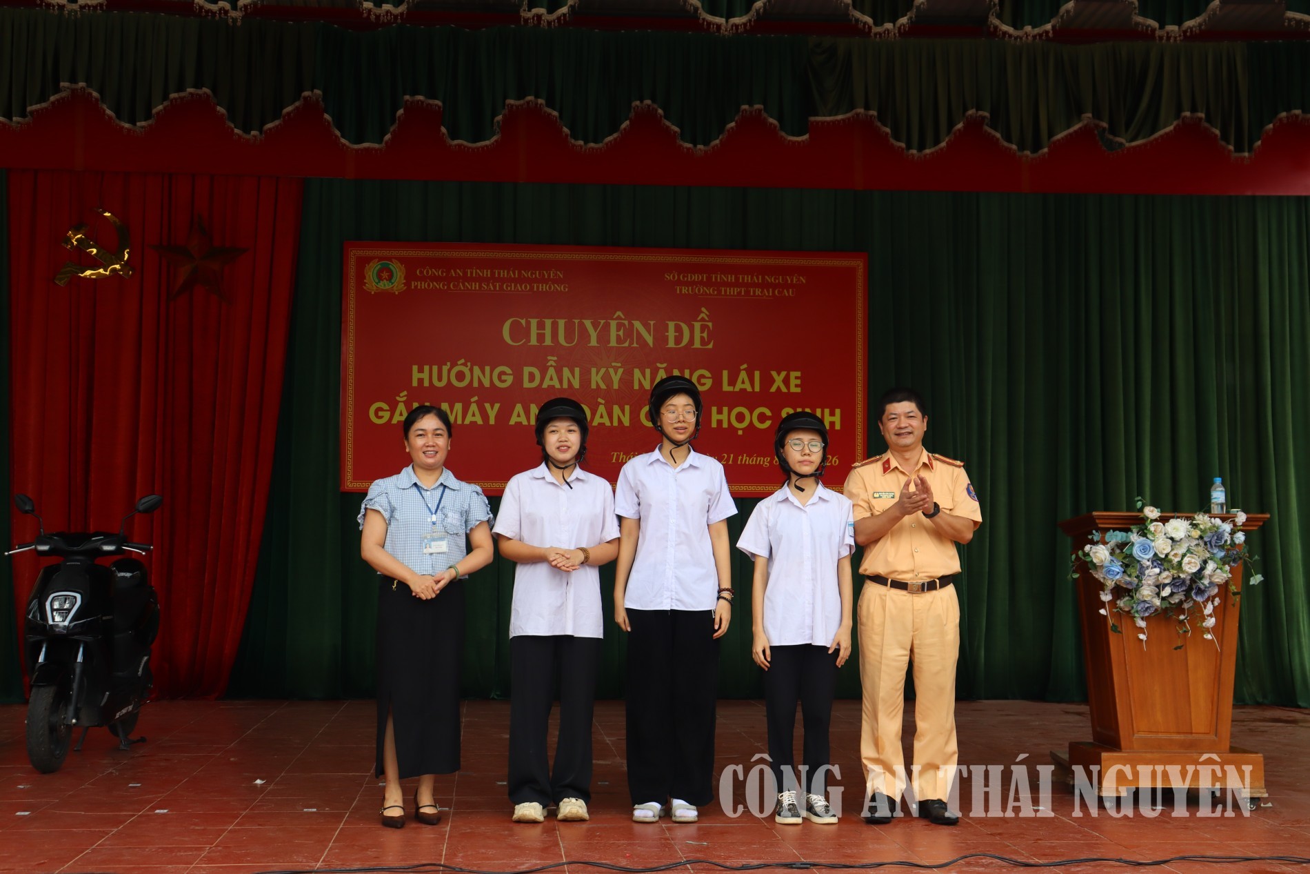Ban tổ chức tặng quà cho các em học sinh tham gia trả lời câu hỏi về an toàn giao thông.