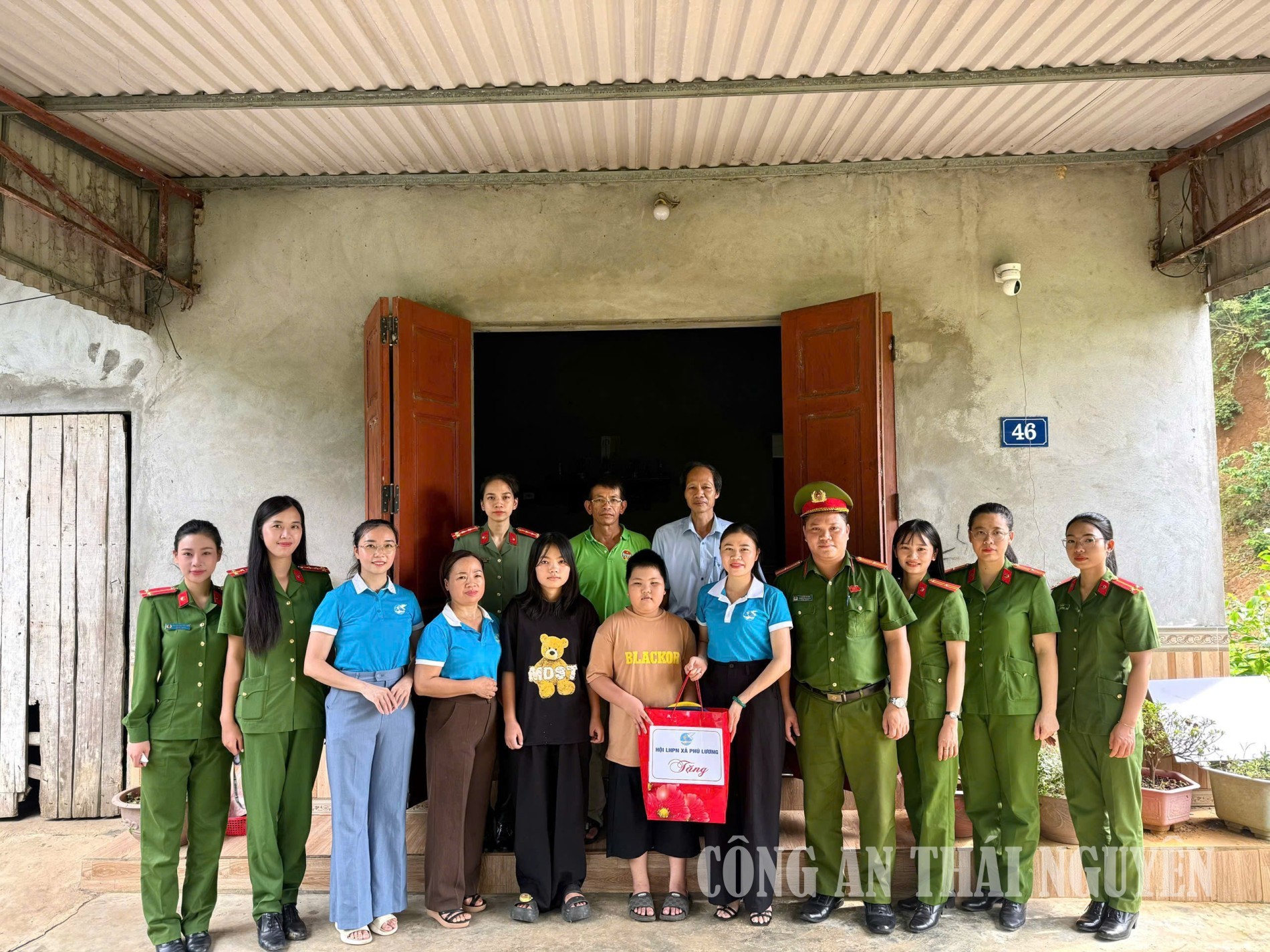 Công an xã Phú Lương đồng hành cùng trẻ em có hoàn cảnh khó khăn.