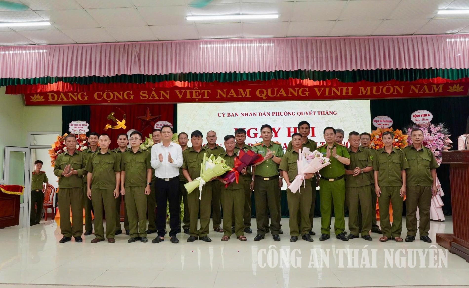 Ra mắt lực lượng tham gia bảo vệ an ninh, trật tự ở cơ sở phường Quyết Thắng.