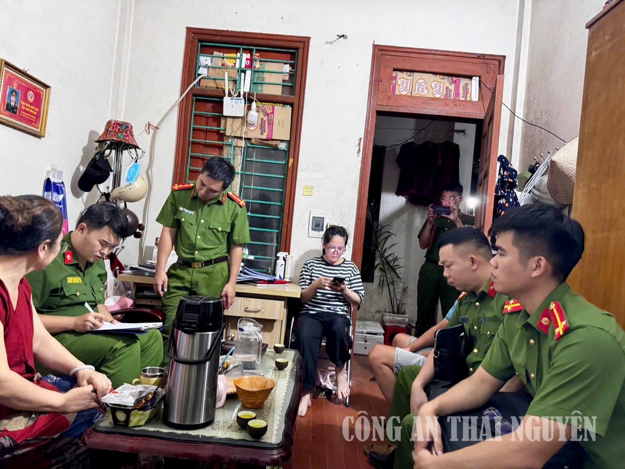 Công an phường Quyết Thắng tổng kiểm tra cư trú, siết chặt an ninh trật tự.