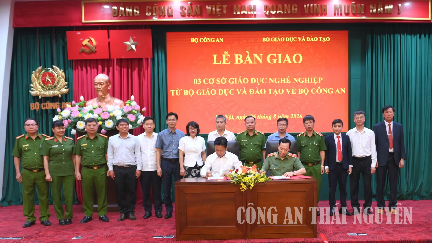 Thứ trưởng Lê Văn Tuyến và Thứ trưởng Lê Quân đại diện hai Bộ đã ký kết biên bản bàn giao