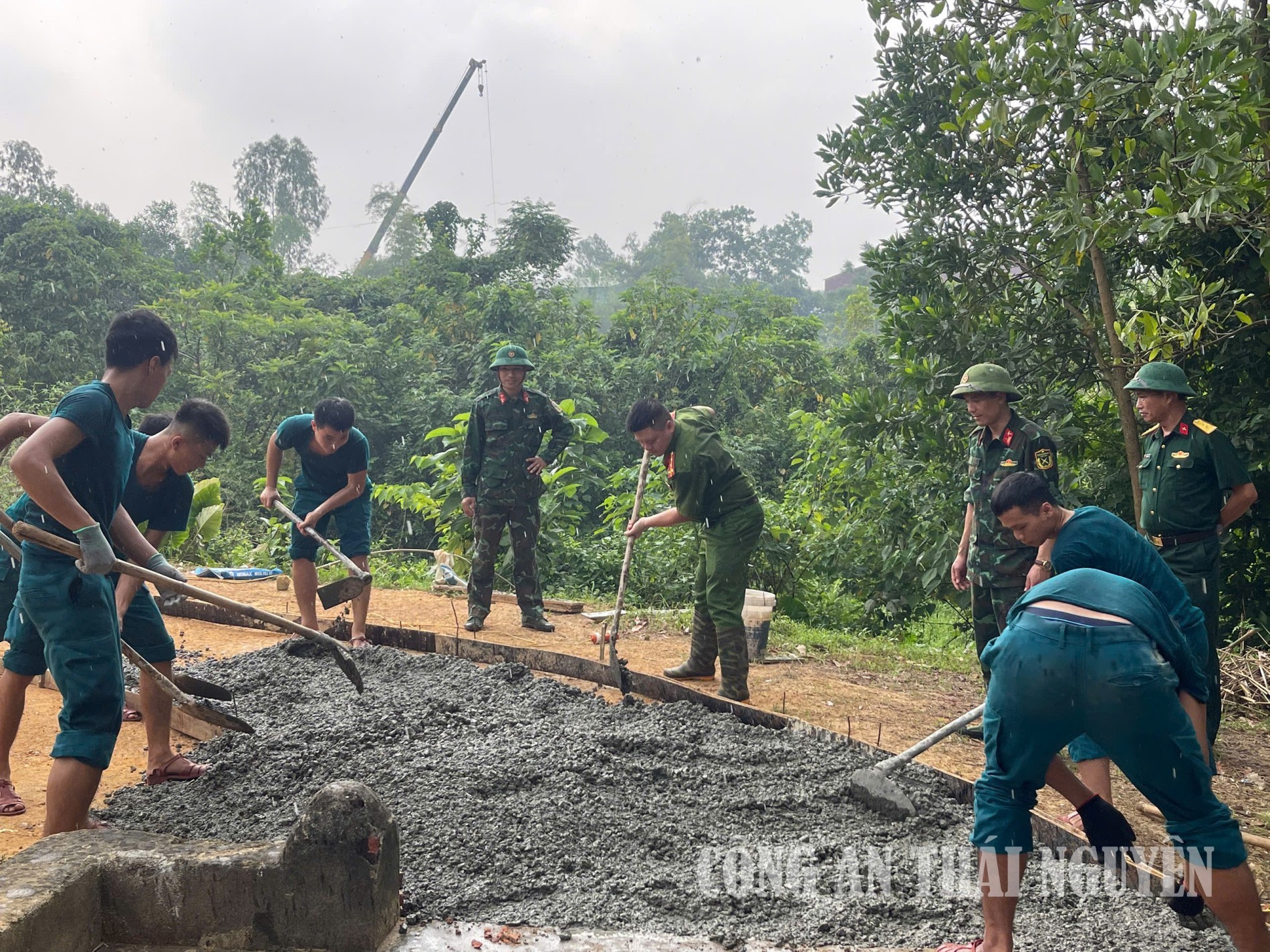 Công an phường Sông Công giúp người cao tuổi có hoàn cảnh khó đổ đường bê tông.