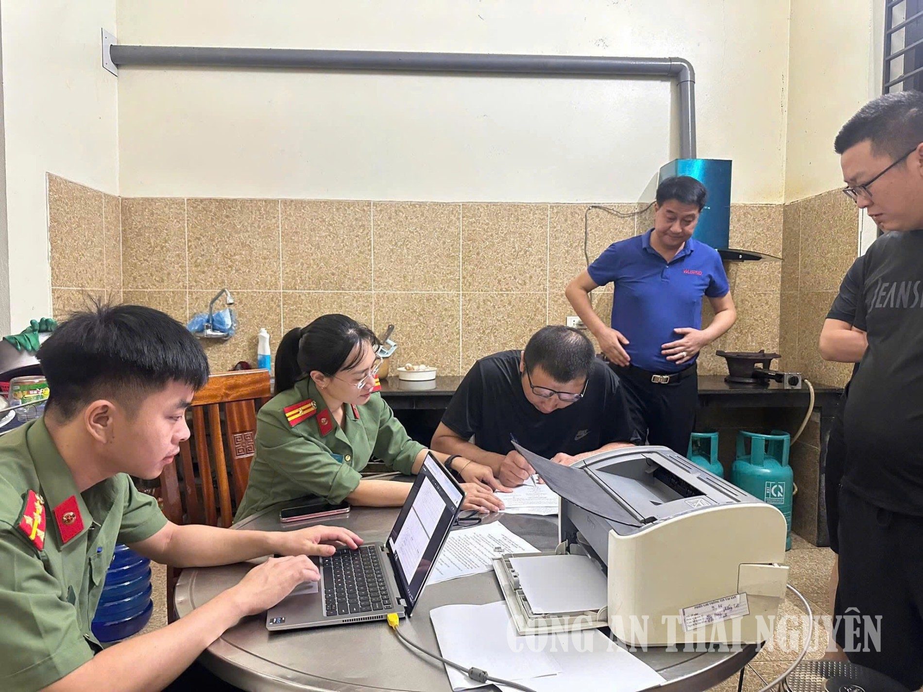 Công an phường Sông Công tăng cường quản lý người nước ngoài.