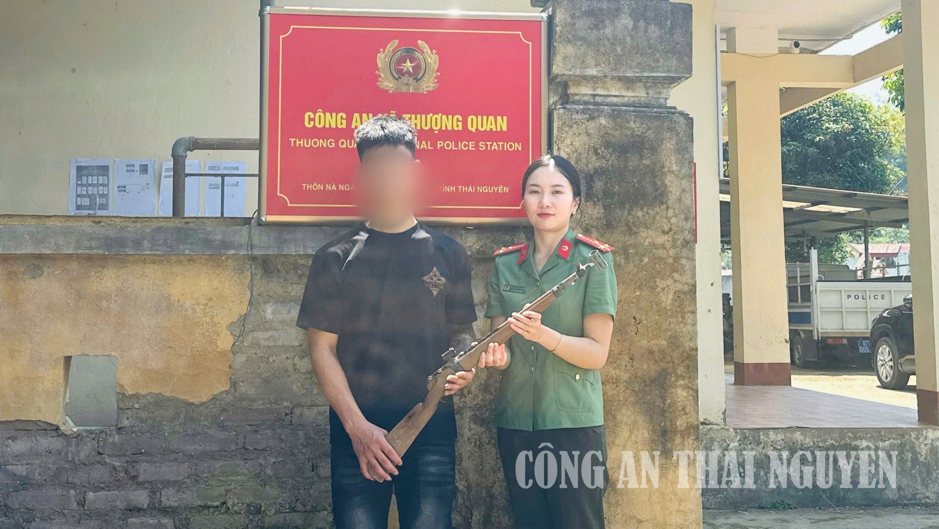 Người dân giao nộp súng tự chế cho lực lượng Công an.