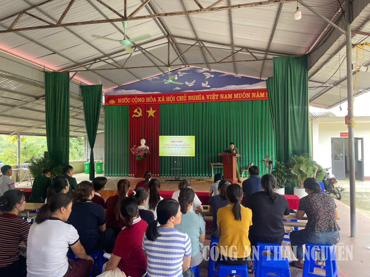 Toàn cảnh hội nghị.