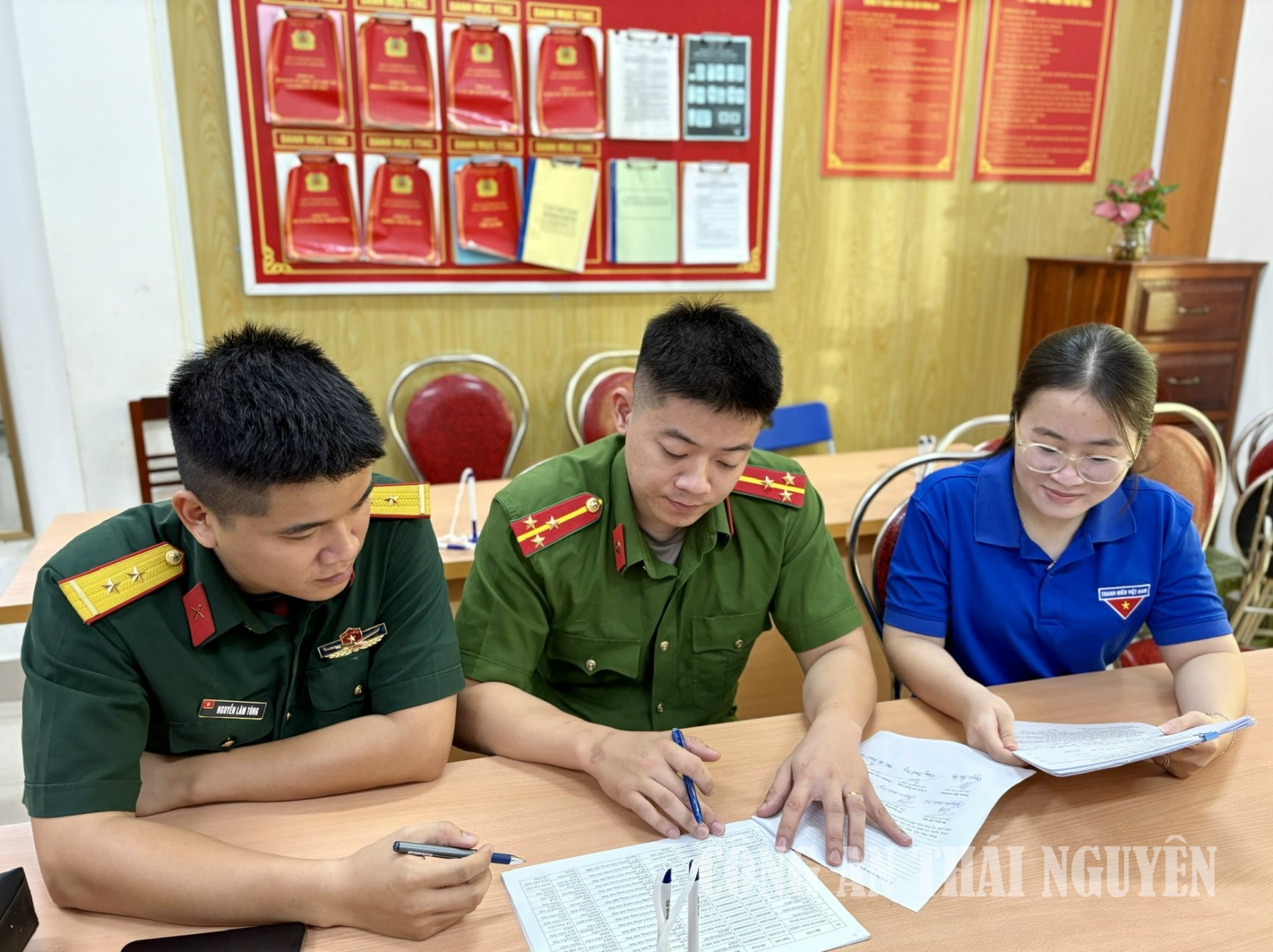 Cán bộ Công an, Quân sự và Đoàn Thanh niên phường phối hợp rà soát.