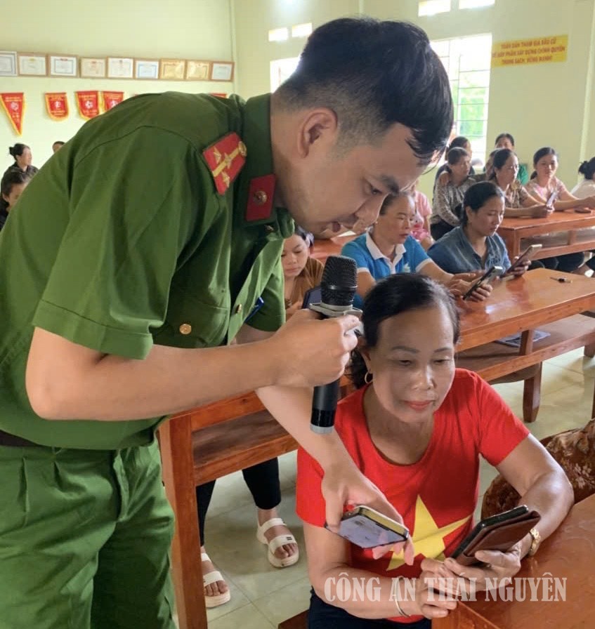 Cán bộ Công an xã hướng dẫn người dân cài đặt, tích hợp sổ sức khỏe điện tử trên ứng dụng VNeID.