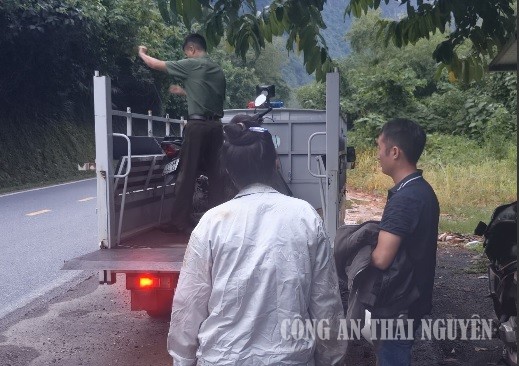 Công an xã Tân Kỳ kịp thời hỗ trợ người dân gặp tai nạn giao thông.