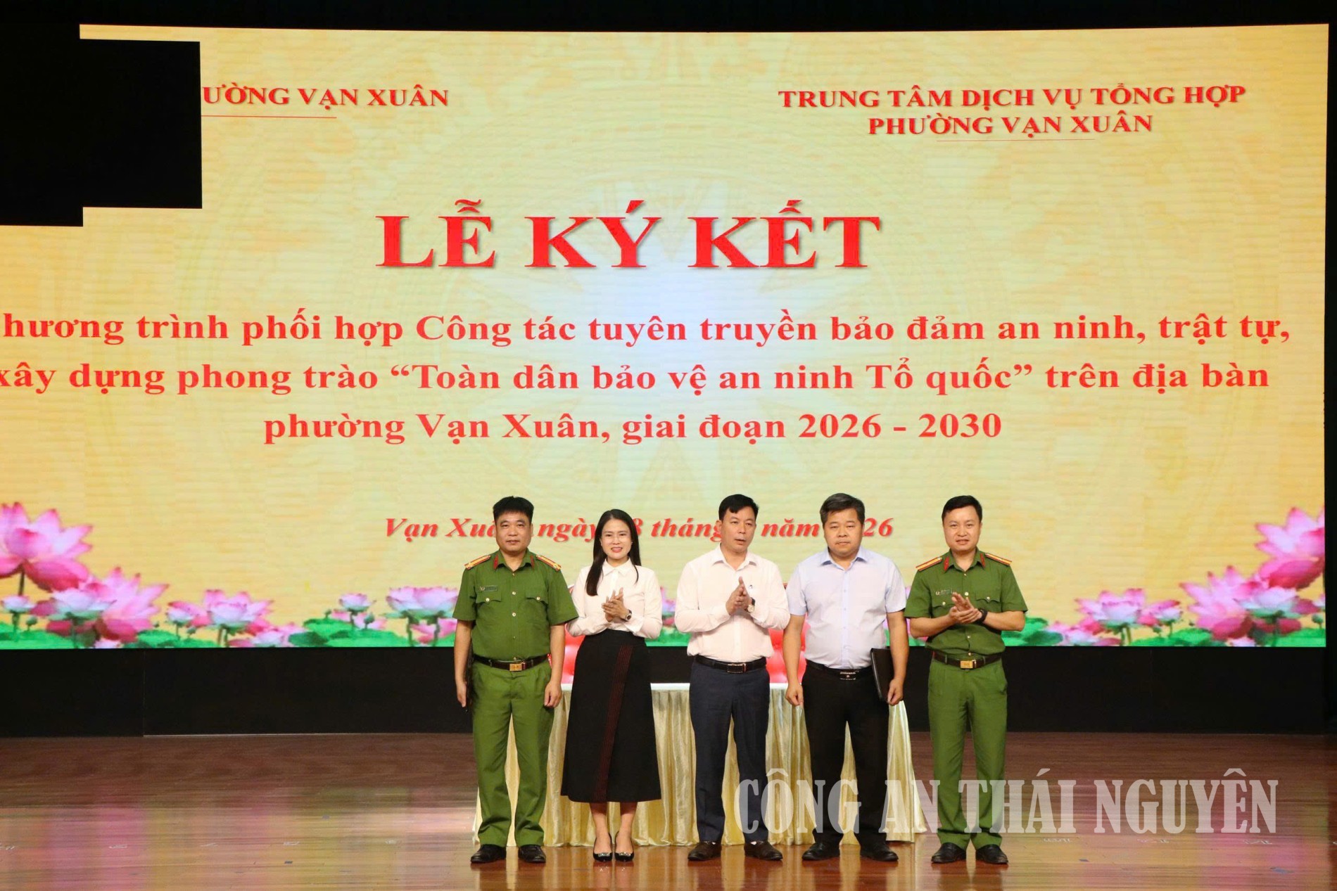 Công an phường Vạn Xuân ký kết chương trình phối hợp tuyên truyền bảo đảm an ninh, trật tự.