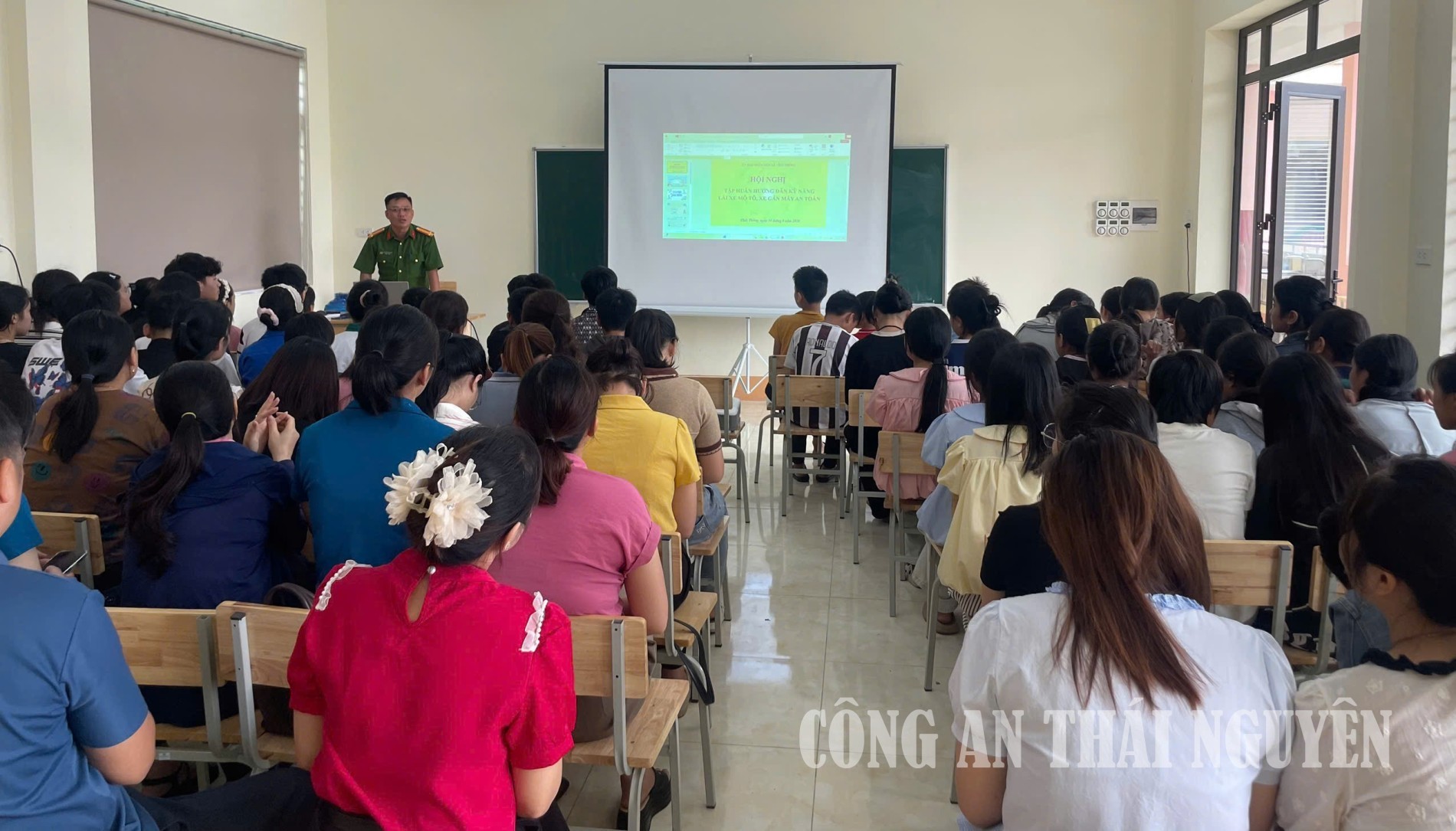 Toàn cảnh buổi tuyên truyền.