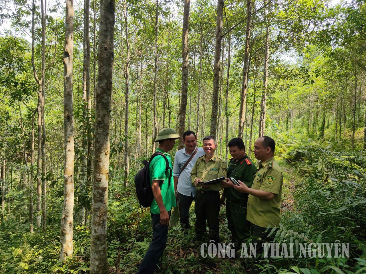 Công an xã phối hợp Hạt Kiểm lâm số 8 và phòng Kinh tế tổ chức tuần tra bảo vệ rừng.