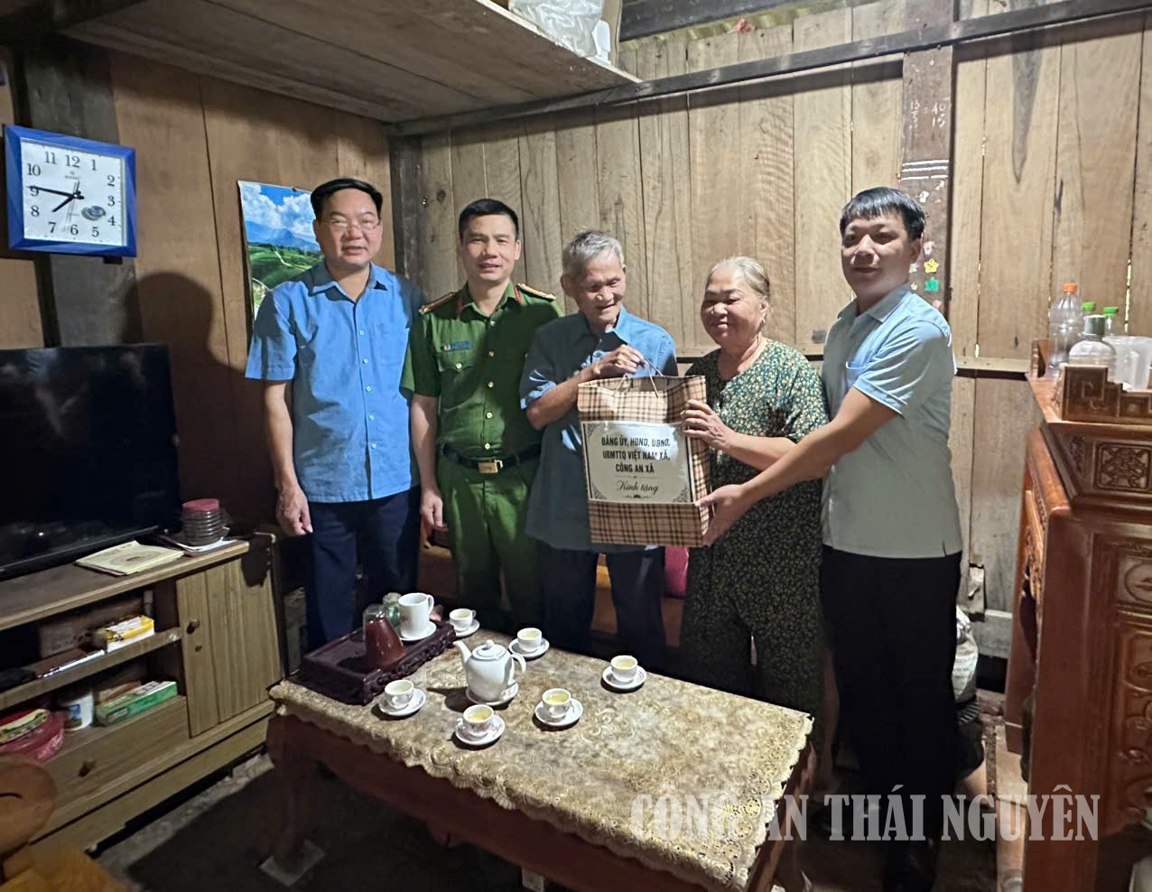 Thăm hỏi, tặng quà nguyên cán bộ Công an nghỉ hưu trên địa bàn xã.