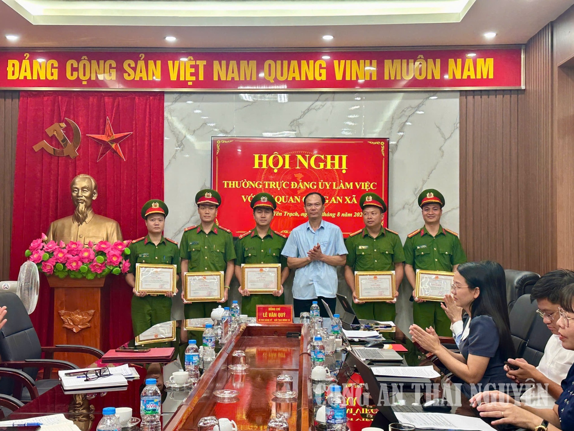 Các cá nhân, tập thể được khen thưởng.