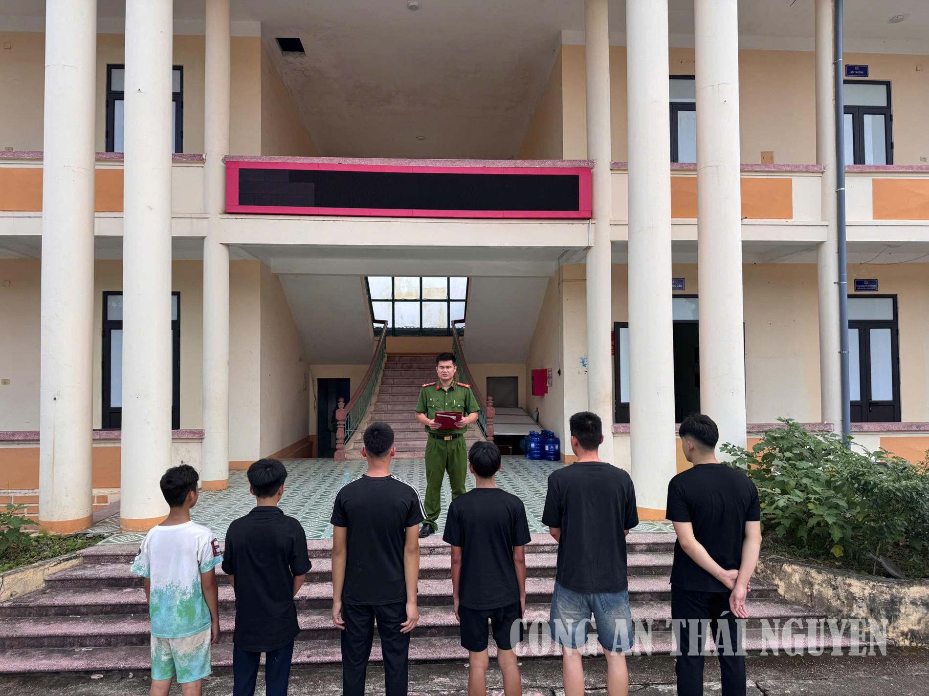 Công an xã tuyên truyền pháp luật đối với thanh thiếu niên.