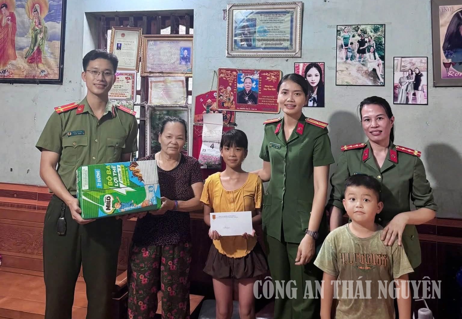 Chi hội Phụ nữ Công an phường Quyết Thắng thăm hỏi, động viên con đỡ đầu nhân dịp năm học mới
