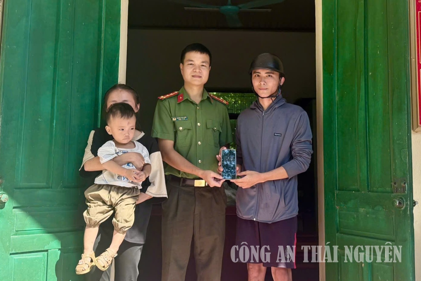 Công an xã hỗ trợ người dân tìm lại điện thoại bị thất lạc