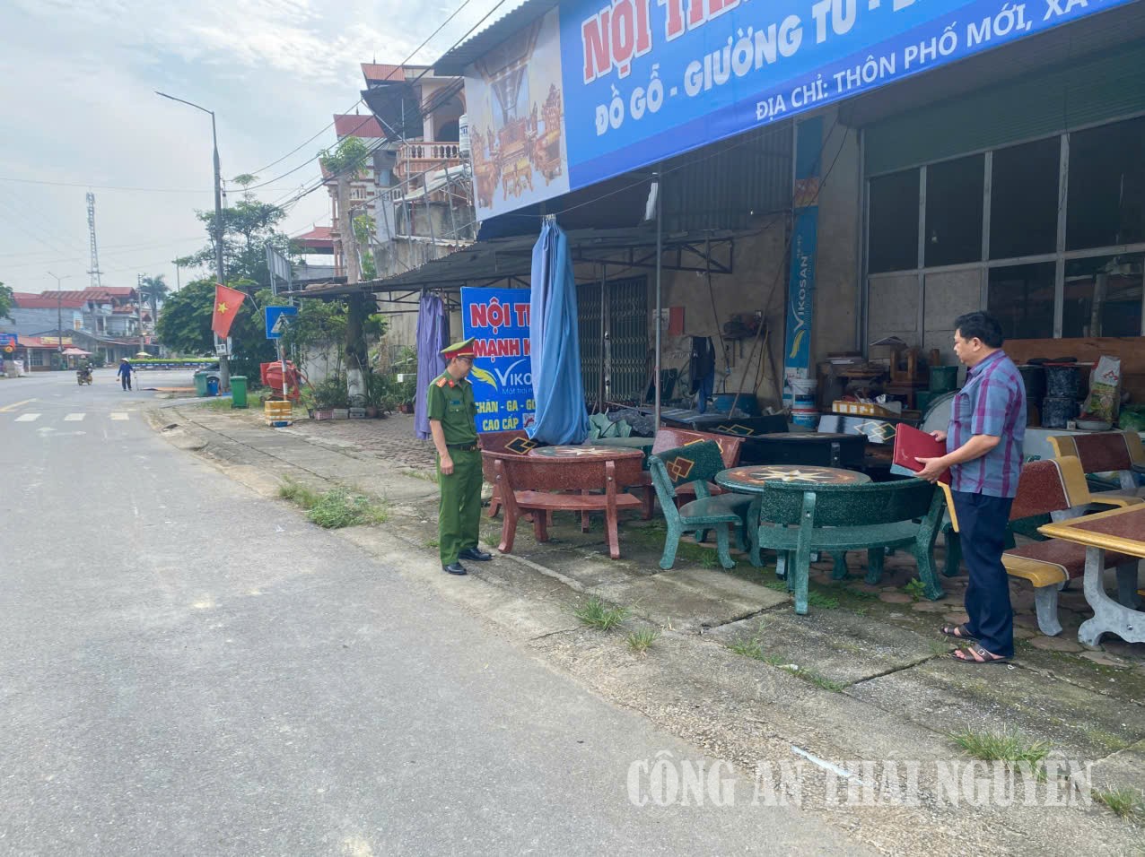 Công an xã tuyên truyền, nhắc nhở người dân, hộ kinh doanh chấp hành nghiêm các quy định về trật tự đô thị