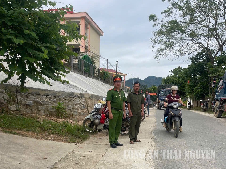 Công an xã Yên Bình bảo đảm an toàn giao thông tại các cổng trường học