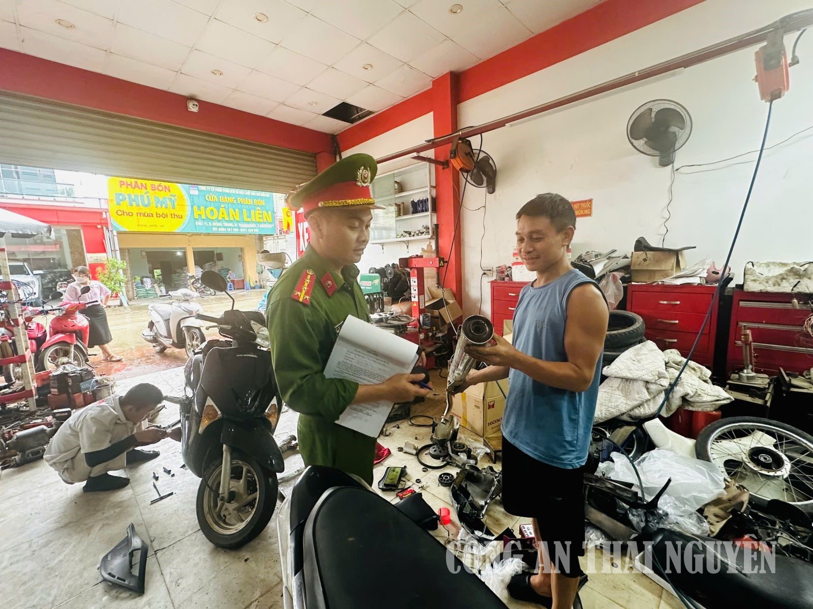Công an phường Trung Thành vận động cơ sở sửa xe không tiếp tay cho hành vi độ xe trái phép