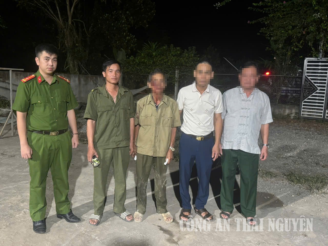Công an xã bàn giao người bị nạn cho gia đình.