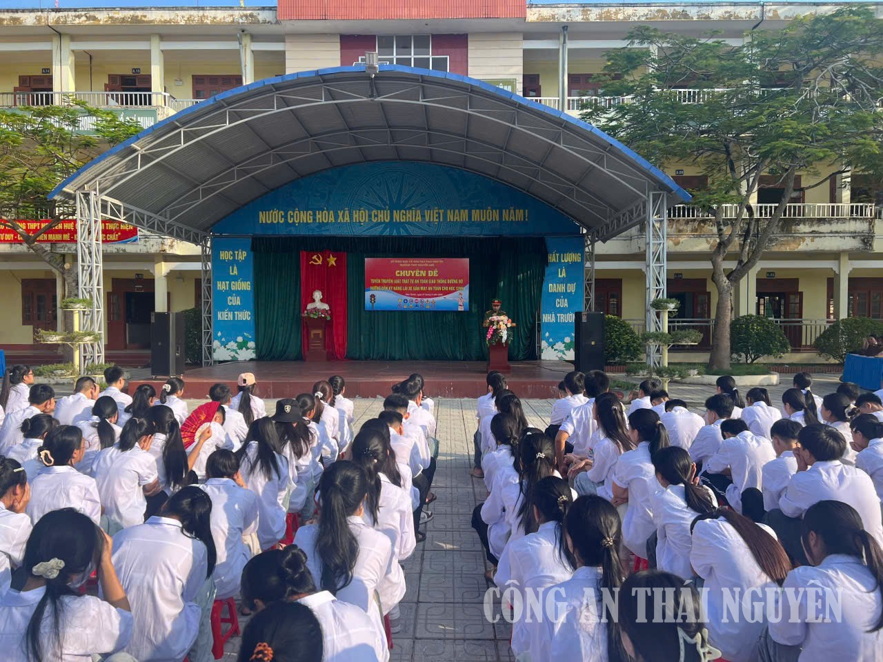 Công an xã Phú Thịnh tuyên truyền pháp luật về an trật tự, an toàn giao thông đường bộ và hướng dẫn kỹ năng lái xe gắn máy an toàn
