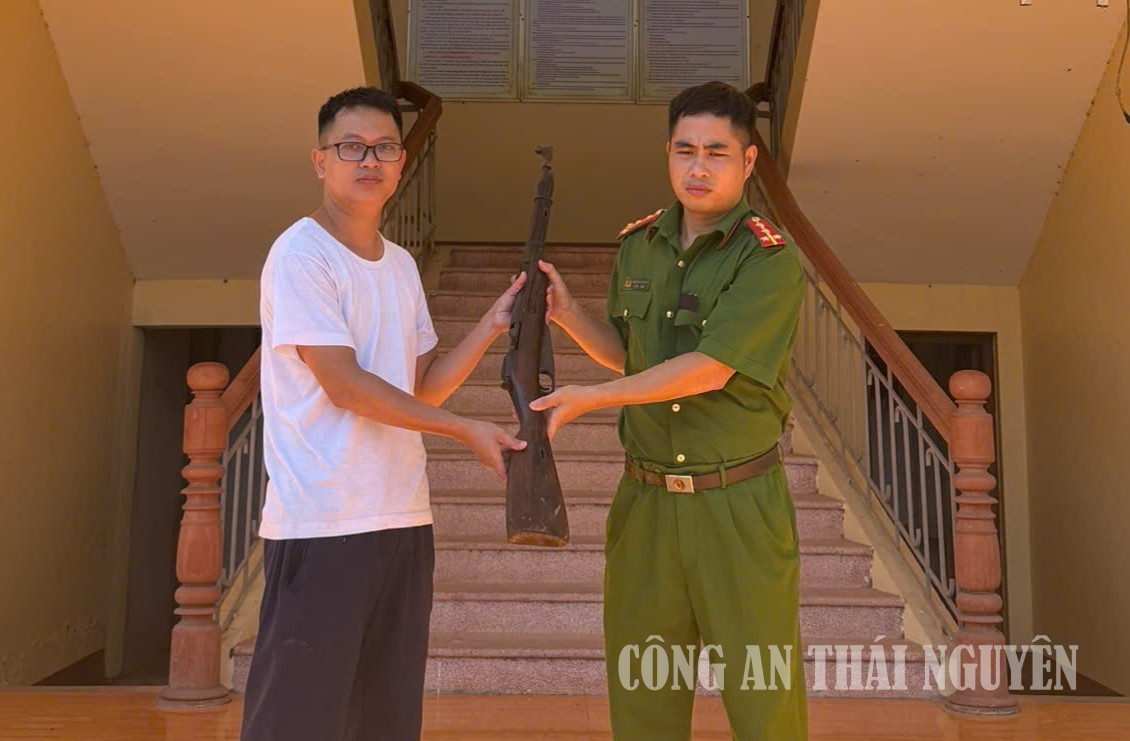 Người dân giao nộp vũ khí