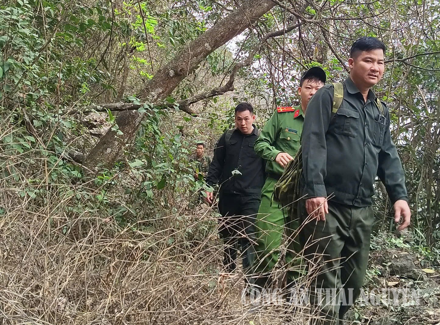 Công an xã Thần Sa tuần tra các khu vực rừng có nguy cơ cao về các hoạt động vi phạm pháp luật