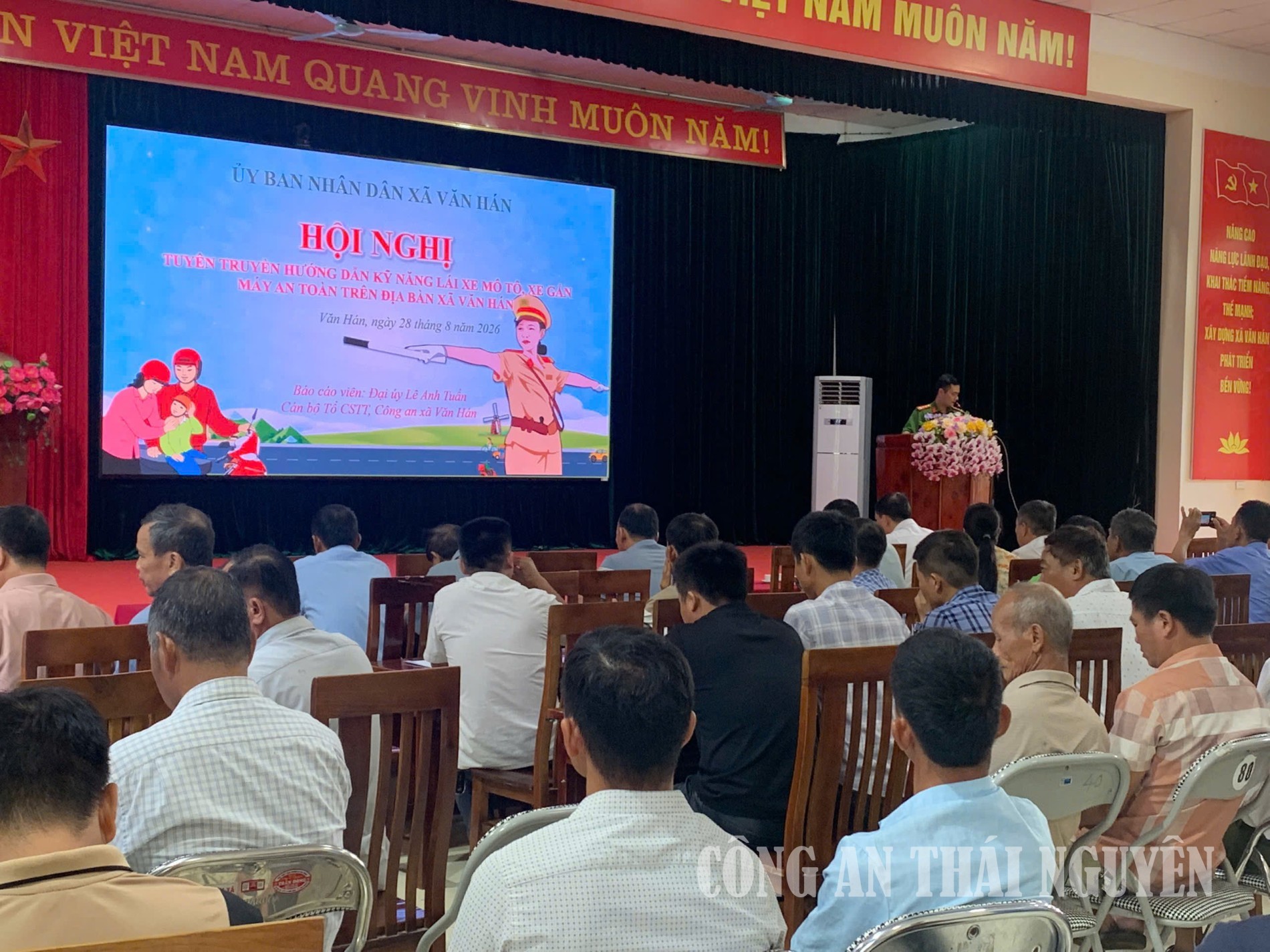 Công an xã hướng dẫn kỹ năng lái xe mô tô, xe gắn máy an toàn