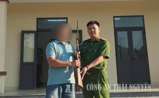 Anh Đ.Q.T giao nộp khẩu súng săn tại Công an xã